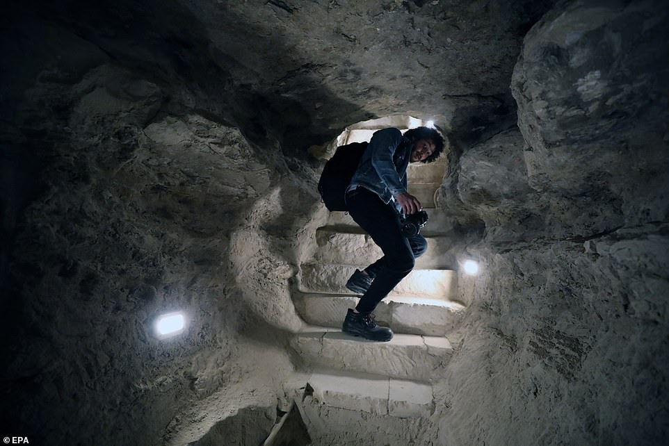 Trước đó, kim tự tháp bậc thang Djoser xuống cấp do các dầm đá và khối hỗ trợ cấu trúc suy yếu khiến công trình bị đổ nát nên buộc phải đóng cửa từ những năm 1930.