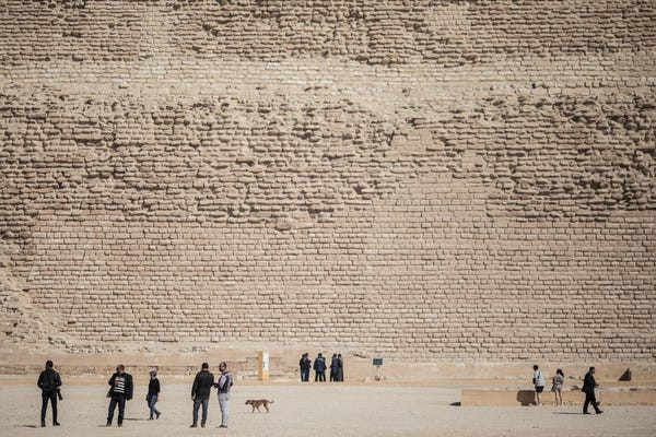 Kinh phí cho cho dự án cải tạo kim tự tháp Djoser là 104 triệu bảng Ai Cập (6,66 triệu USD) do công ty kỹ thuật kết cấu Cintec của Anh có trụ sở tại Newport, xứ Wales thực hiện.