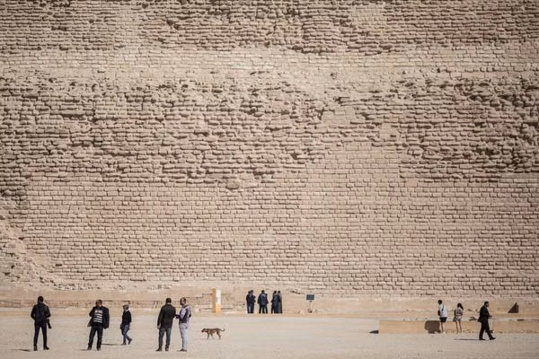 Kinh phí cho cho dự án cải tạo kim tự tháp Djoser là 104 triệu bảng Ai Cập (6,66 triệu USD) do công ty kỹ thuật kết cấu Cintec của Anh có trụ sở tại Newport, xứ Wales thực hiện.