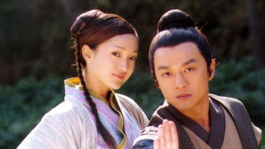 Kim Dung mô tả Quách Tĩnh là người đôn hậu, thật thà và giỏi võ nghệ. Ông nổi tiếng giang hồ với bộ chưởng pháp Hàng long thập bát chưởng.