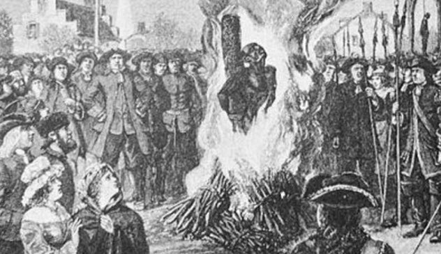 Nô lệ sẽ bị trói vào một chiếc cọc rồi châm lửa đốt đống củi xếp ở xung quanh. Quá trình này được tổ chức nơi công cộng khiến những người chứng kiến không khỏi rùng mình sợ hãi khi nghe tiếng la hét, cầu cứu thảm thiết.