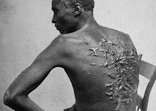 Trong số này, kiểu trừng phạt phổ biến nhất là đánh đòn roi. Người chủ thường dùng roi để đánh nô lệ gây ra những vết thương "trầy da tróc thịt" khắp cơ thể. Dù bị đánh, nô lệ không được phép phản kháng hay tự vệ.