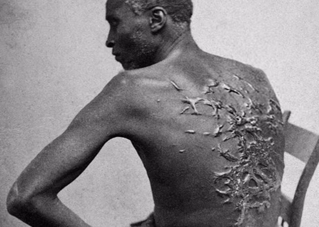 Trong số này, kiểu trừng phạt phổ biến nhất là đánh đòn roi. Người chủ thường dùng roi để đánh nô lệ gây ra những vết thương "trầy da tróc thịt" khắp cơ thể. Dù bị đánh, nô lệ không được phép phản kháng hay tự vệ.