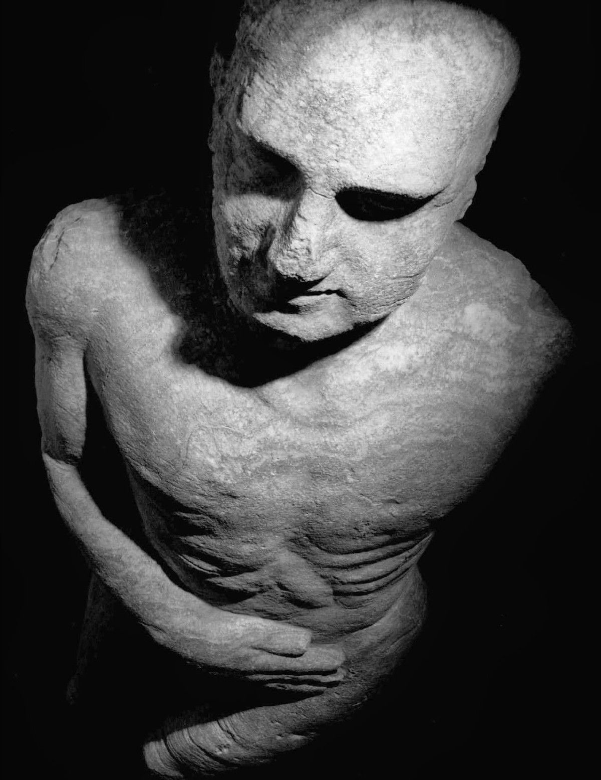 George Hull dùng axit và bôi bẩn một khối thạch cao hình người để biến nó thành một người khổng lồ hóa thạch cao 3m đánh lừa công chúng.