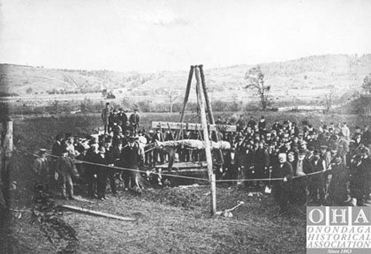 Một thời gian sau, người khổng lồ Cardiff được phát hiện trong lúc đào giếng. Điều này đều được George Hull lên kế hoạch từ trước.