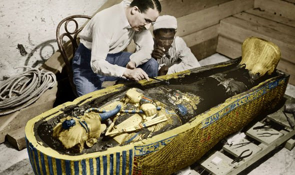 Vào năm 1922, Howard Carter dẫn đầu một nhóm khảo cổ tìm thấy lăng mộ của pharaoh Ai Cập Tutankhamun tại Thung lũng các vị vua.