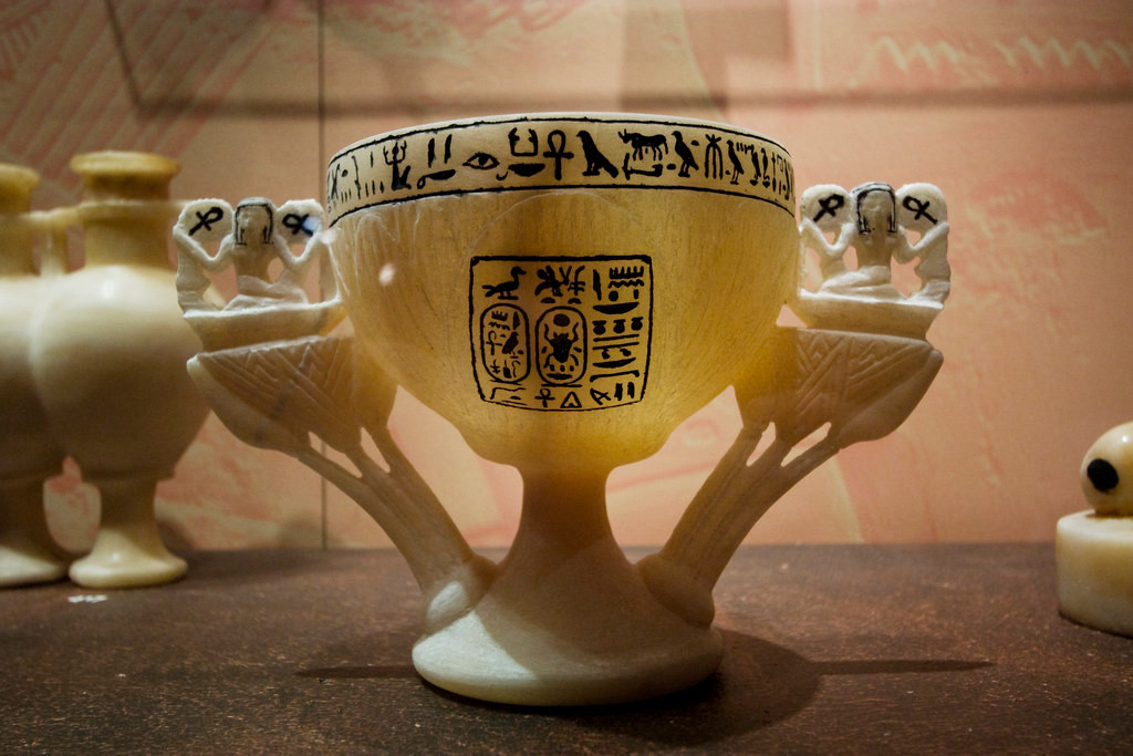 Nhiều người cho rằng, "lời nguyền" trên chiếc cốc đã giúp lăng mộ của pharaoh Tutankhamun không bị những tên trộm mộ xâm phạm.