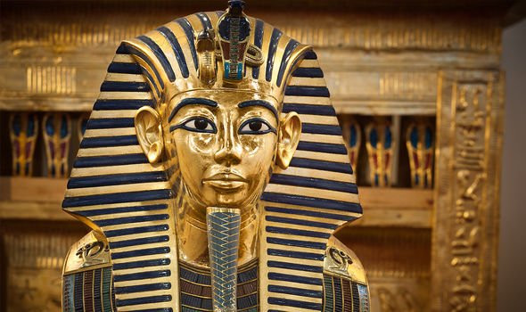 Bên trong lăng mộ pharaoh Tutankhamun chất đầy vàng bạc, châu báu cùng hàng ngàn cổ vật cực giá trị.