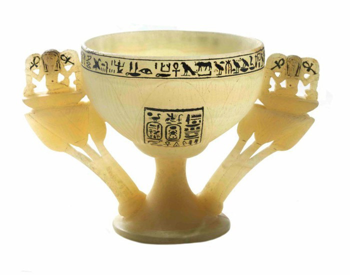 Nhà khảo cổ Carter gọi chiếc ly được tìm thấy trong lăng mộ của Tutankhamun là "chiếc ly ước nguyện".