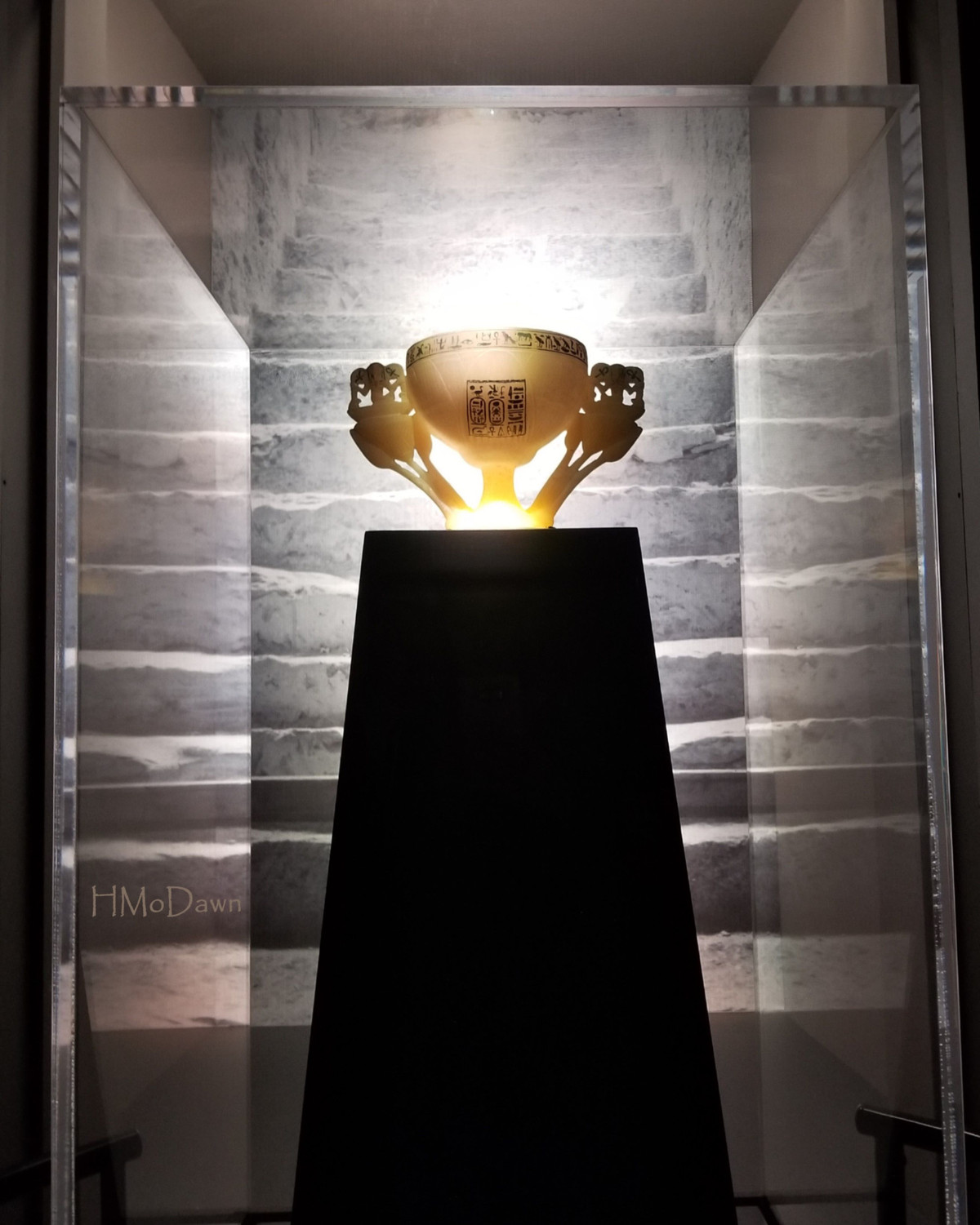 Nguyên do là bởi bên trên chiếc ly có khắc một "lời nguyền" có nội dung: "Nếu ngươi tình nguyện quay mặt về phía gió phương Bắc, sau một vài năm, ước nguyện của ngươi sẽ được thực hiện".