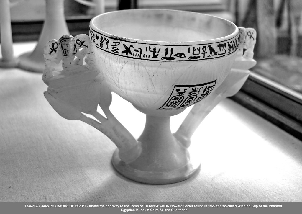 Trong số những bảo vật được tìm thấy trong lăng mộ Vua Tutankhamun, các chuyên gia chú ý đến một chiếc ly có hình dáng giống hoa sen.