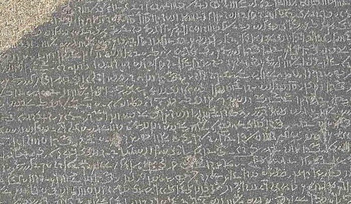 Nhờ vậy, các chuyên gia, nhà khoa học có thể dịch toàn bộ văn bản sử dụng chữ tượng hình chính thức của người Ai Cập thời cổ đại.