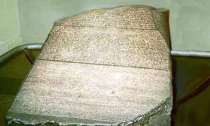 Phiến đá Rosetta là khối đá bazan cao 114 cm và rộng 72 cm. Vào năm 196 trước Công nguyên, pharaoh Ai Cập Ptolemy ra lệnh tạo ra phiến đá Rosetta trong một chiến dịch tuyên truyền chính trị.
