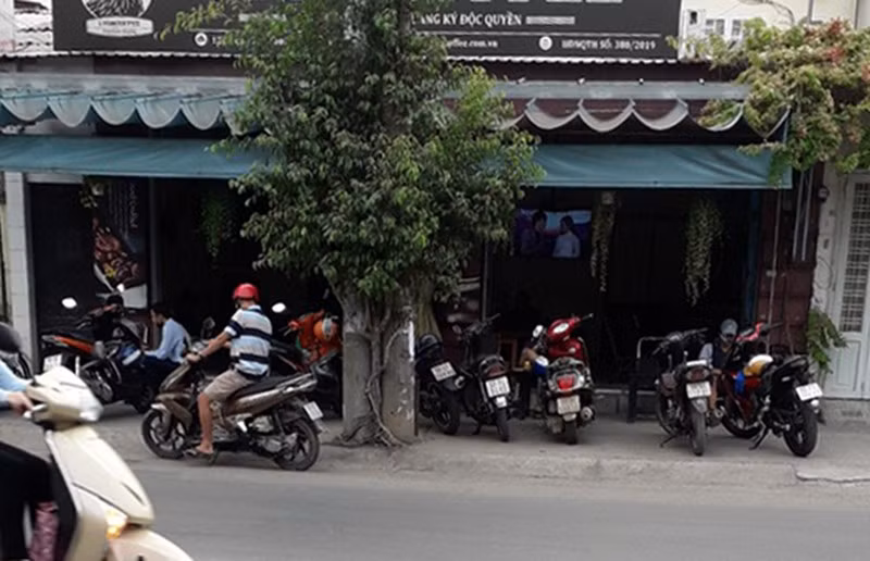 Khan: Ung pho Covid-19, TP.HCM ngung ban do an tai cho tu 28/3