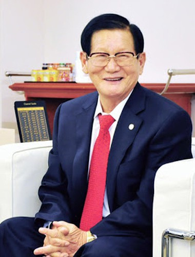 Cùng với hàng ngàn tín đồ, giáo chủ Lee Man-hee cũng phải tiến hành làm xét nghiệm nCoV ngày 1/3. Kết quả cho thấy ông Lee âm tính với virus Covid-19.