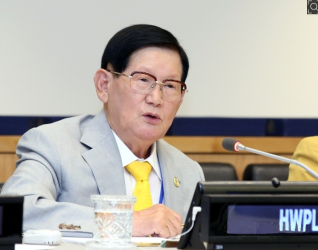 Những ngày gần đây, dư luận Hàn Quốc và thế giới đổ dồn sự quan tâm về giáo phái Tân Thiên Địa, đặc biệt là giáo chủ Lee Man-hee 88 tuổi. Nguyên do là bởi giáo phái Tân Thiên Địa bị dư luận chỉ trích làm lây lan Covid-19 tại Hàn Quốc.