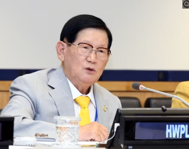 Những ngày gần đây, dư luận Hàn Quốc và thế giới đổ dồn sự quan tâm về giáo phái Tân Thiên Địa, đặc biệt là giáo chủ Lee Man-hee 88 tuổi. Nguyên do là bởi giáo phái Tân Thiên Địa bị dư luận chỉ trích làm lây lan Covid-19 tại Hàn Quốc.