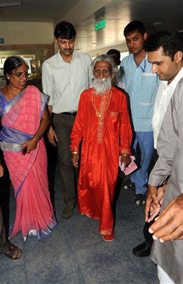 Thế nhưng, họ không thể lý giải vì sao cụ có thể sống khỏe mạnh mà không cần ăn uống trong khi đa số mọi người không thể sống nếu không ăn trong 50 ngày.