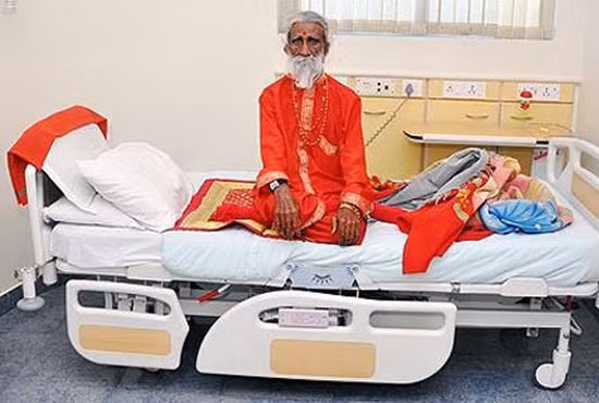 Trước sự việc kỳ lạ này, các bác sĩ, nhà khoa học tiến hành kiểm tra, theo dõi sức khỏe của cụ Djani thì nhận thấy những điều cụ nói là chính xác.