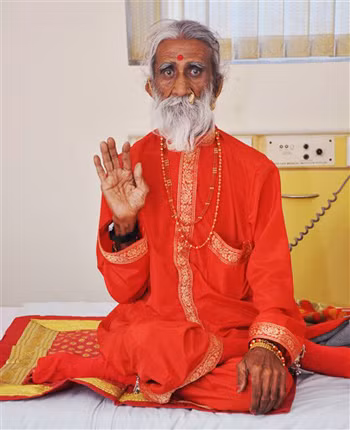 Cụ ông Pranlad Djani, sinh năm 1929, sống ở Ấn Độ, khiến giới khoa học cũng như công chúng kinh ngạc bởi giống như một "dị nhân" có thể không ăn uống vẫn khỏe mạnh.