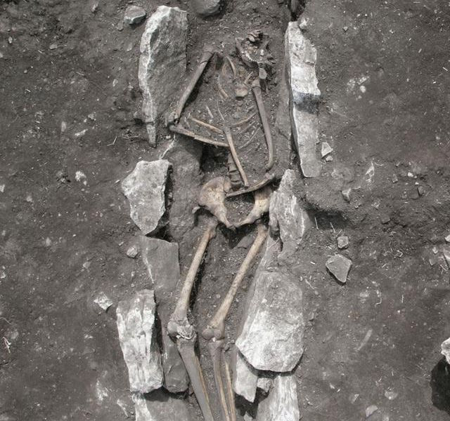 Các chuyên gia khảo cổ tìm thấy hài cốt một thiếu niên có niên đại khoảng 3.000 năm tuổi tại khu vực khảo cổ trên.
