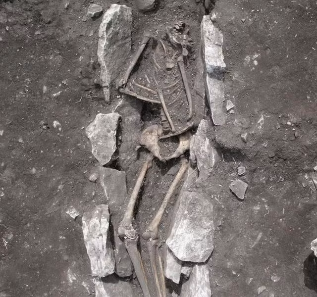 Các chuyên gia khảo cổ tìm thấy hài cốt một thiếu niên có niên đại khoảng 3.000 năm tuổi tại khu vực khảo cổ trên.