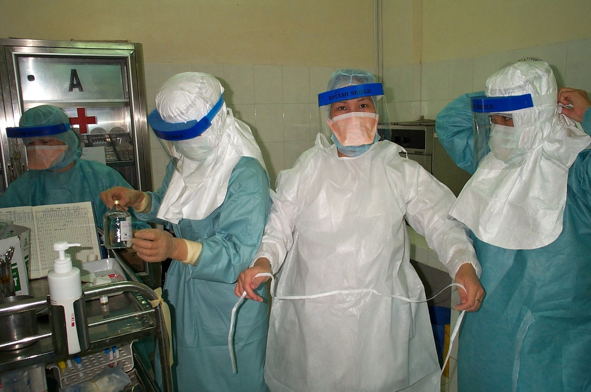 Tiếp đến, Viện Vệ sinh dịch tễ Trung ương kết hợp với Viện Y học nhiệt đới tổ chức chống dịch ngay ở các cửa khẩu biên giới, sân bay... Chính phủ đầu tư hàng trăm tỷ đồng mua thêm trang thiết bị, máy thở, máy đo nhiệt độ... Đội ngũ y bác sĩ cùng các chuyên gia tìm ra pháp đồ điều trị hiệu quả cho các bệnh nhân nhiễm SARS.