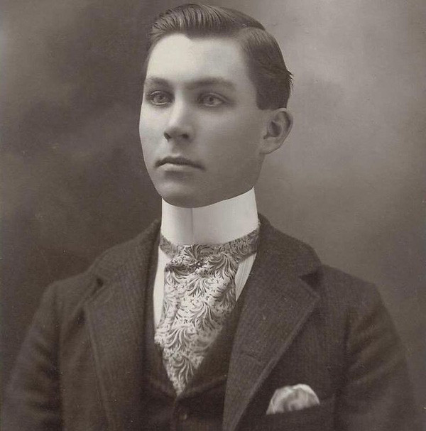 Nam giới ở Anh khi ấy rất ưa chuộng loại cổ áo có thể tháo rời này. Theo đó, khi ra đường hoặc tham dự các sự kiện, người ta có thể dễ dàng nhìn thấy phụ kiện đặc biệt dành cho sơ mi của nam giới.