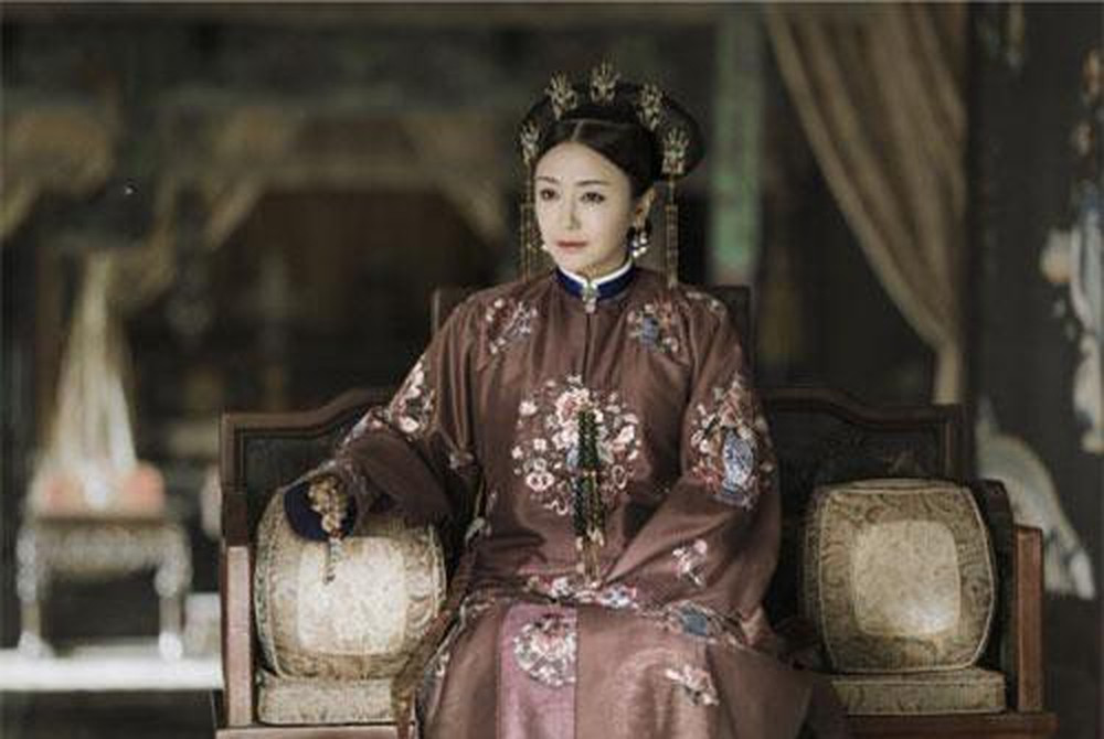 Phú Sát Hoàng hậu là con gái của Sát Cáp Nhĩ Tổng quản Lý Vinh Bảo. Vào năm 15 tuổi, bà thành thân với Càn Long (khi ấy là Bảo thân vương Hoằng Lịch 16 tuổi).