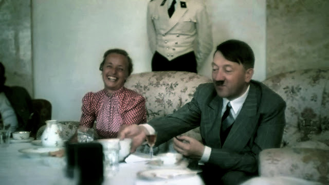 Hitler vui vẻ ngồi trò chuyện, uống trà với vợ chồng các quan chức cấp cao Đức quốc xã.