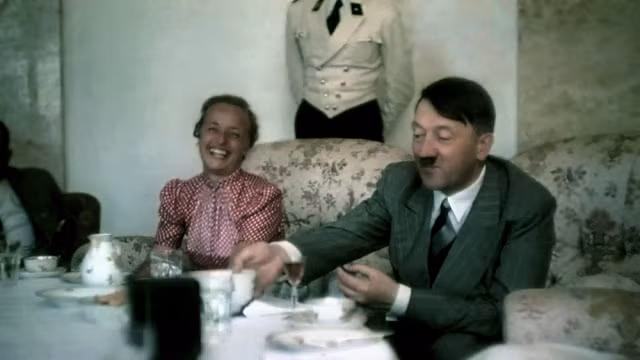 Hitler vui vẻ ngồi trò chuyện, uống trà với vợ chồng các quan chức cấp cao Đức quốc xã.