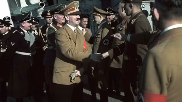Trùm phát xít Hitler bắt tay, động viên các tướng sĩ Đức quốc xã trong Thế chiến 2. Mời quý độc giả xem video: Hitler còn sống sau Thế chiến 2? (Nguồn: VTC14)