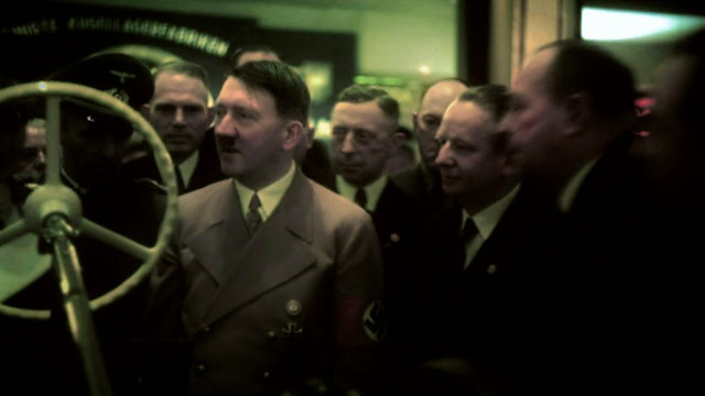 Hitler thị sát tình hình với các quan chức Đức quốc xã.