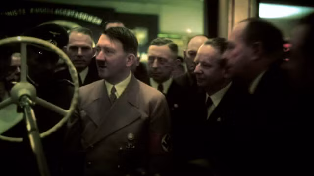 Hitler thị sát tình hình với các quan chức Đức quốc xã.