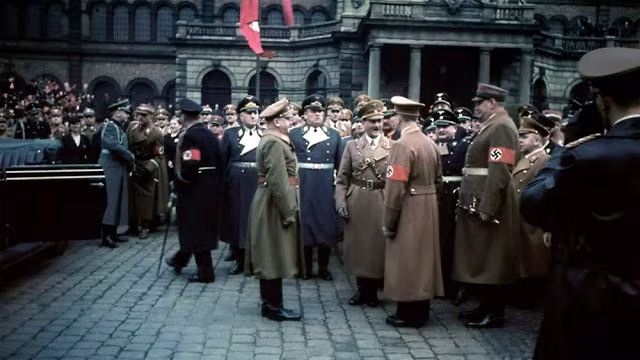 Trong suốt Thế chiến 2, Hugo Jaeger đã chụp được khoảng 2.000 bức ảnh về nhà độc tài Hitler.