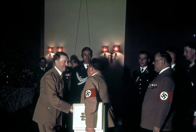 Là nhiếp ảnh gia cá nhân của trùm phát xít Hitler, Hugo Jaeger có nhiều năm làm việc cho Đức quốc xã. Ông có mặt trong nhiều sự kiện để chụp ảnh các hoạt động của Hitler.