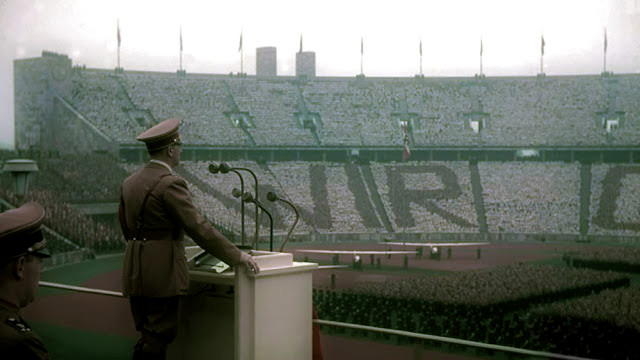 Hitler có bài phát biểu tại một sân vận động với sự tham gia của hàng ngàn người.