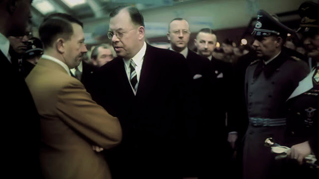 Gương mặt đăm chiêu của trùm phát xít trong một sự kiện.