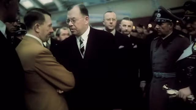 Gương mặt đăm chiêu của trùm phát xít trong một sự kiện.