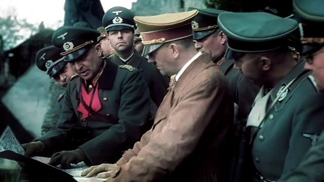 Hitler xem bản đồ, bàn thảo kế hoạch tác chiến với lãnh đạo "chóp bu" trong chính quyền phát xít Đức.