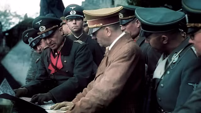 Hitler xem bản đồ, bàn thảo kế hoạch tác chiến với lãnh đạo "chóp bu" trong chính quyền phát xít Đức.