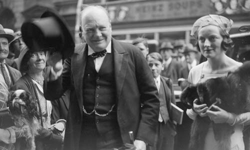 Thế nhưng, trước đó, Thủ tướng Winston Churchill rất thích chơi chứng khoán và cờ bạc. Điều này khiến ông mang những khoản nợ lớn. Điều này đã được David Lough viết trong cuốn sách nổi tiếng “Không còn sâm panh, Churchill và tiền bạc”.