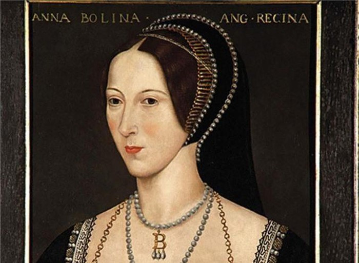 Anne Boleyn trở thành hoàng hậu thứ hai của Vua Henry VIII. Bà hoàng này chỉ sinh được con gái cho nhà vua và cuối cùng bị chặt đầu vì tội ngoại tình.