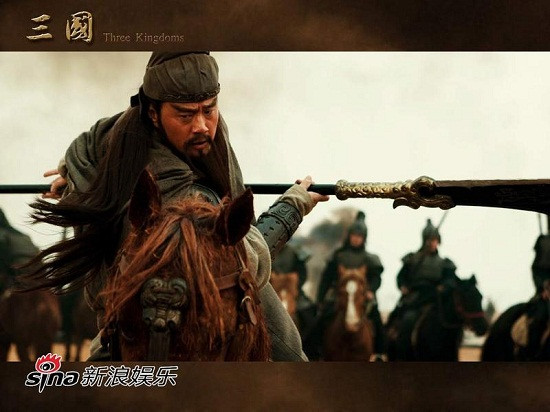 Trong khi đó, Hoa Hùng thảm bại dưới tay Tôn Kiên và bị mãnh tướng này giết chết.