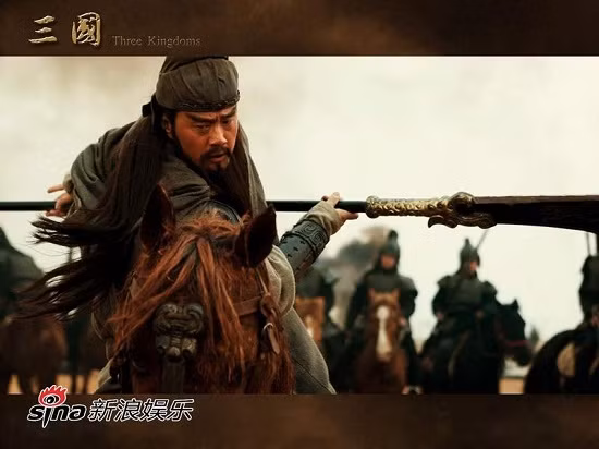 Trong khi đó, Hoa Hùng thảm bại dưới tay Tôn Kiên và bị mãnh tướng này giết chết.