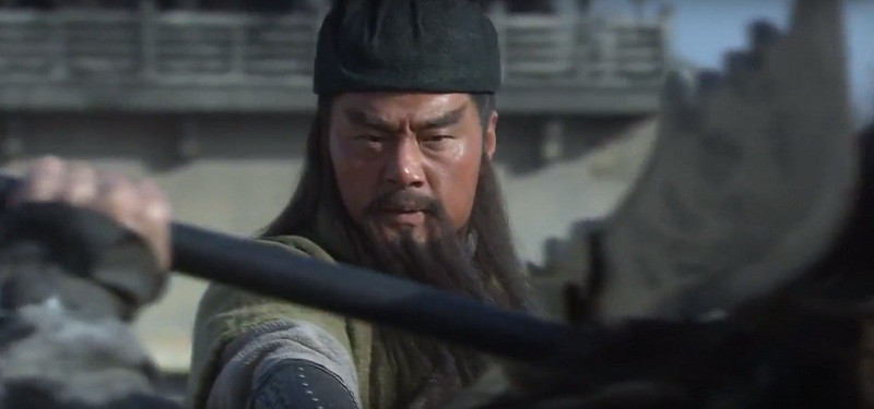 Tôn Kiên dẫn theo quân tiến đánh Hồ Chẩn và Hoa Hùng. Kết quả, Hồ Chẩn bị đánh bại.