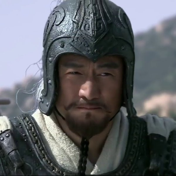 Theo La Quán Trung, Hoa Hùng cao 9 thước, tướng mạo oai phong và dũng mãnh. Vị tướng này đã giết được 2 tướng Du Thiệp, Phan Phụng.