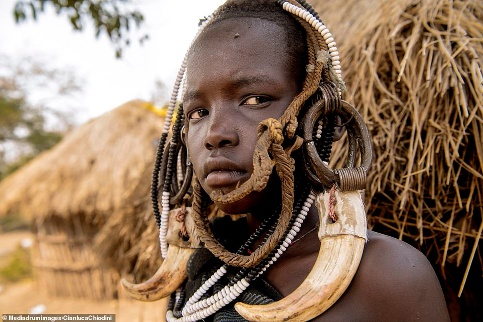 Cụ thể, người Mursi quan niệm vết sẹo trên cơ thể như biểu tượng của sức mạnh.