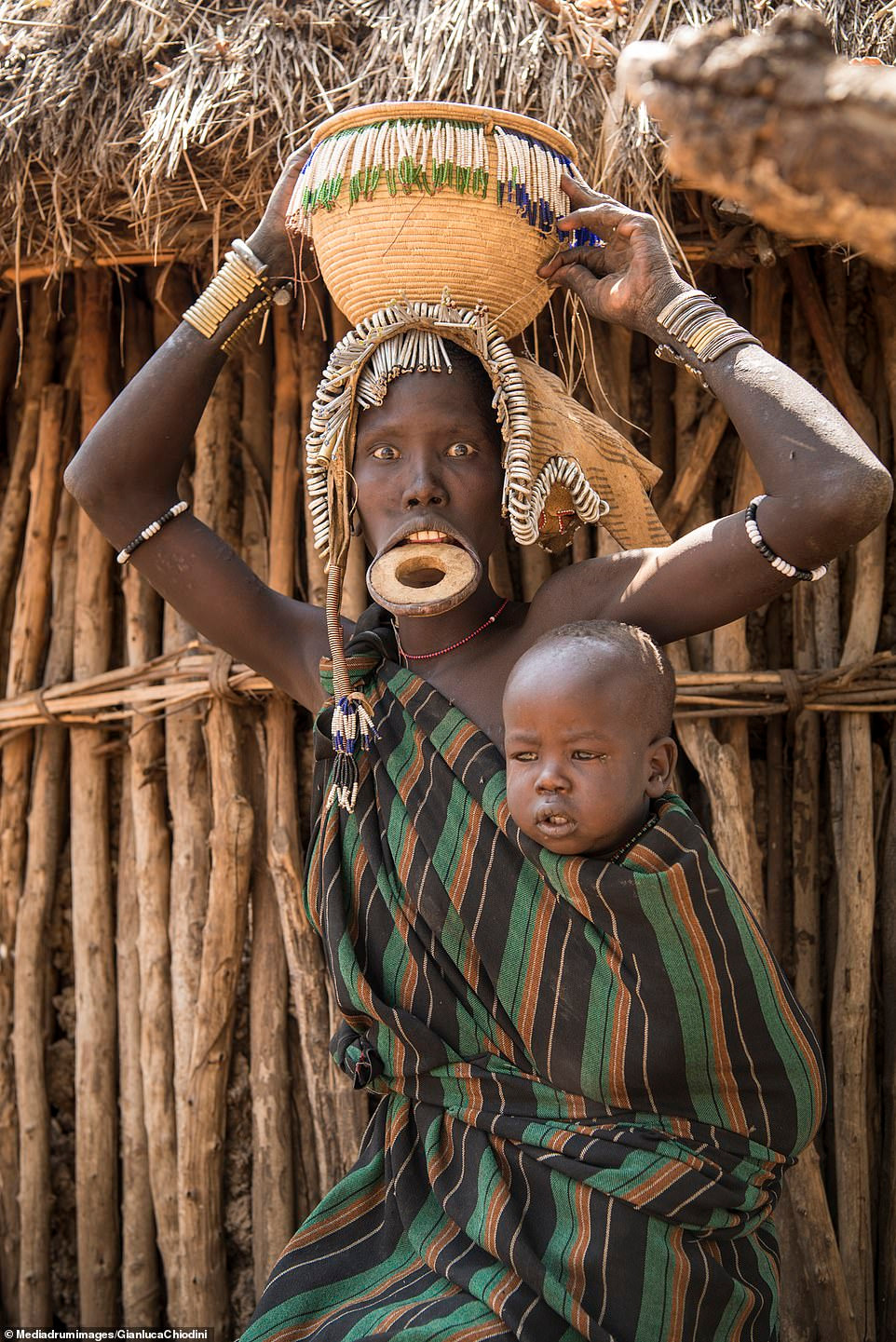 Theo đó, phụ nữ Mursi sẽ làm gãy 2 răng dưới (thường là dùng đá làm gãy răng), sau đó đục một lỗ trên môi dưới và đưa một nút gỗ nhỏ vào.