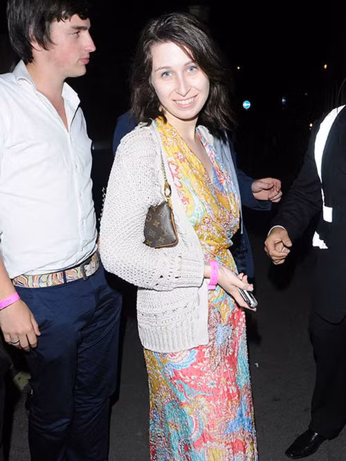 Tiểu thư lá ngọc cành vàng Anna khiến tỷ phú Abramovich muộn phiền khi đính hôn với Nikolai Lazarev năm 2010. Khi ấy, cô 18 tuổi và vẫn đi học.